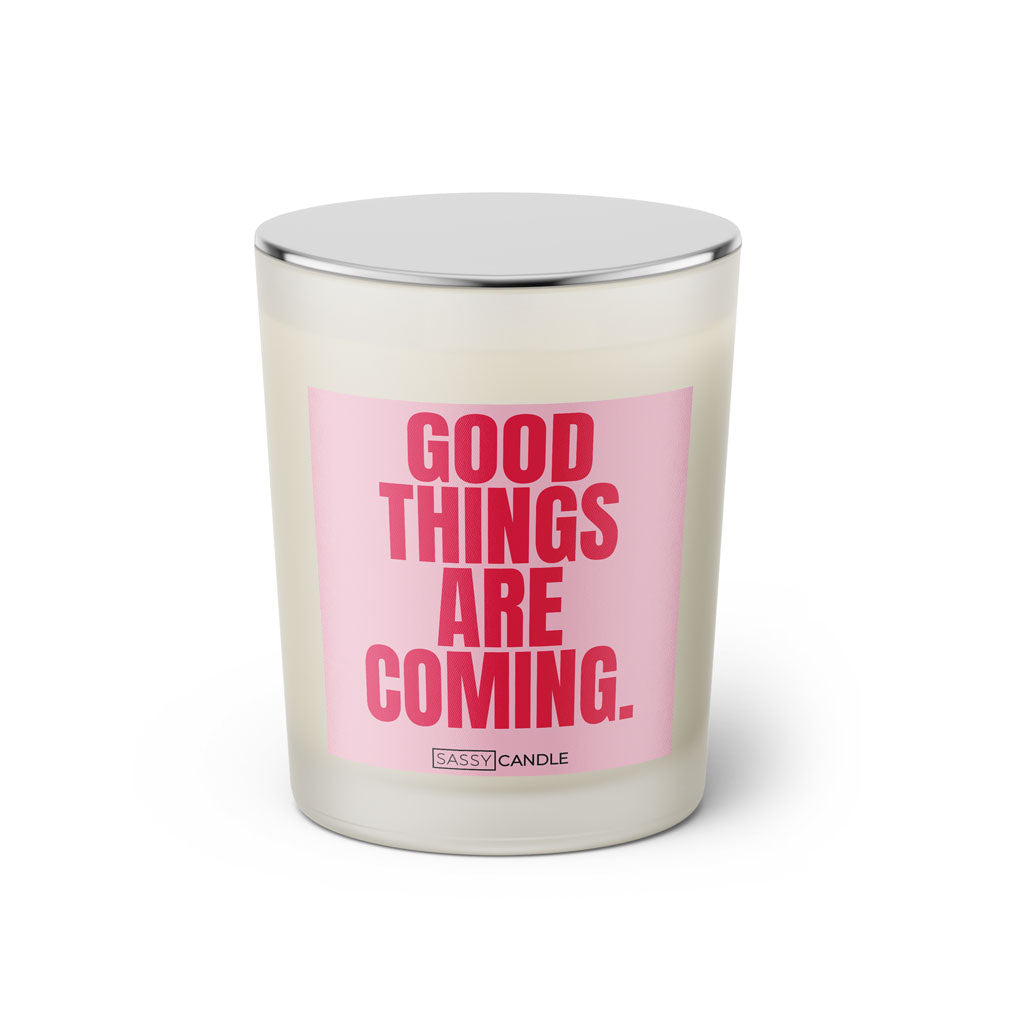 Duftkerze mit witzigem Spruch: Good things are coming. Farbe rosa und pinke Schrift. Kerzenglas mit silbernem geschlossenem Deckel von SassyCandle.