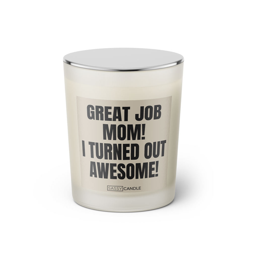 Duftkerze mit witzigem Spruch: Great Job Mom! I turned out awesome! Farbe schwarz und beige mit silbernem Deckel von Sassy Candle.