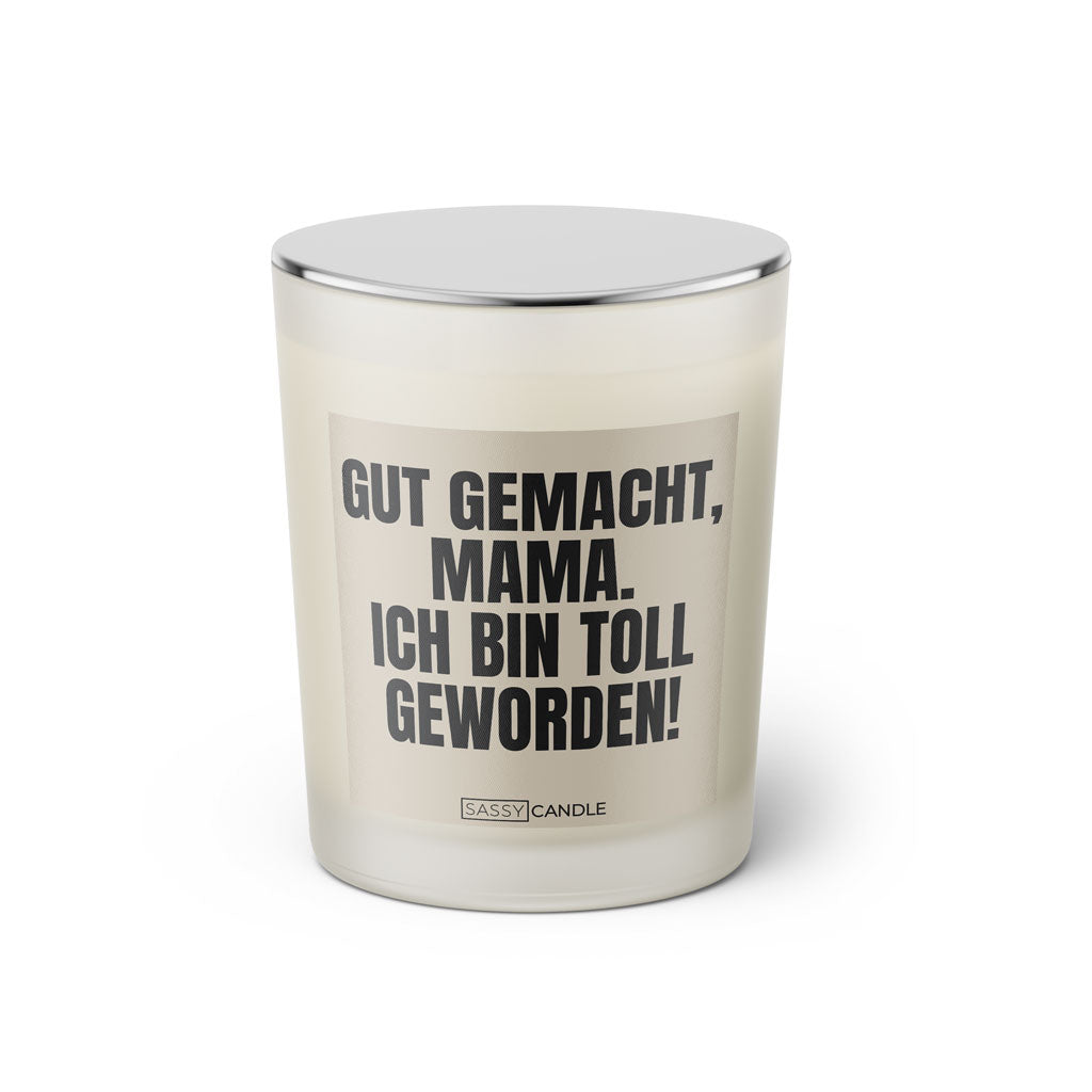 Duftkerze mit witzigem Spruch: Gut gemacht Mama. Ich bin toll geworden! Farbe beige und schwarze Schrift. Kerzenglas mit silbernem geschlossenem Deckel von SassyCandle.
