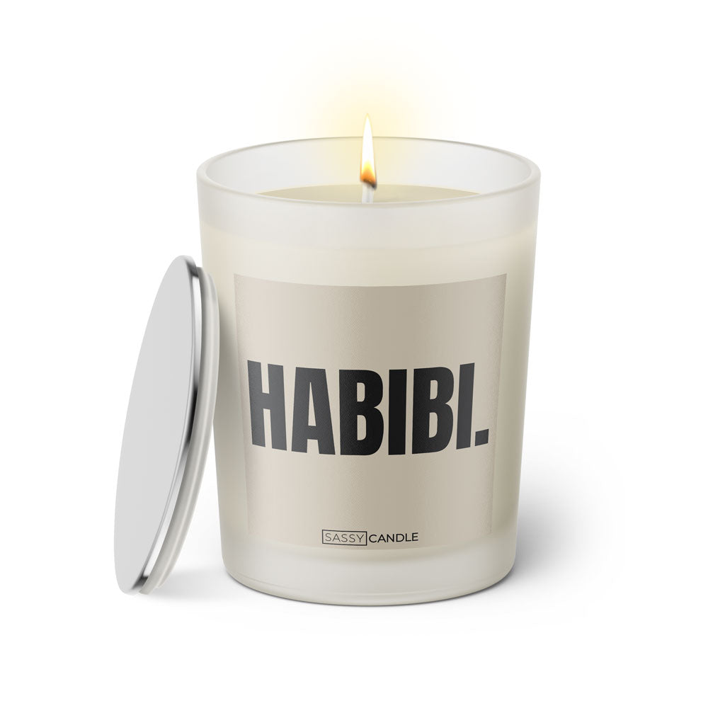 Duftkerze mit witzigem Spruch: Habibi. Farbe beige und schwarze Schrift. Kerzenglas mit silbernem Deckel von SassyCandle.
