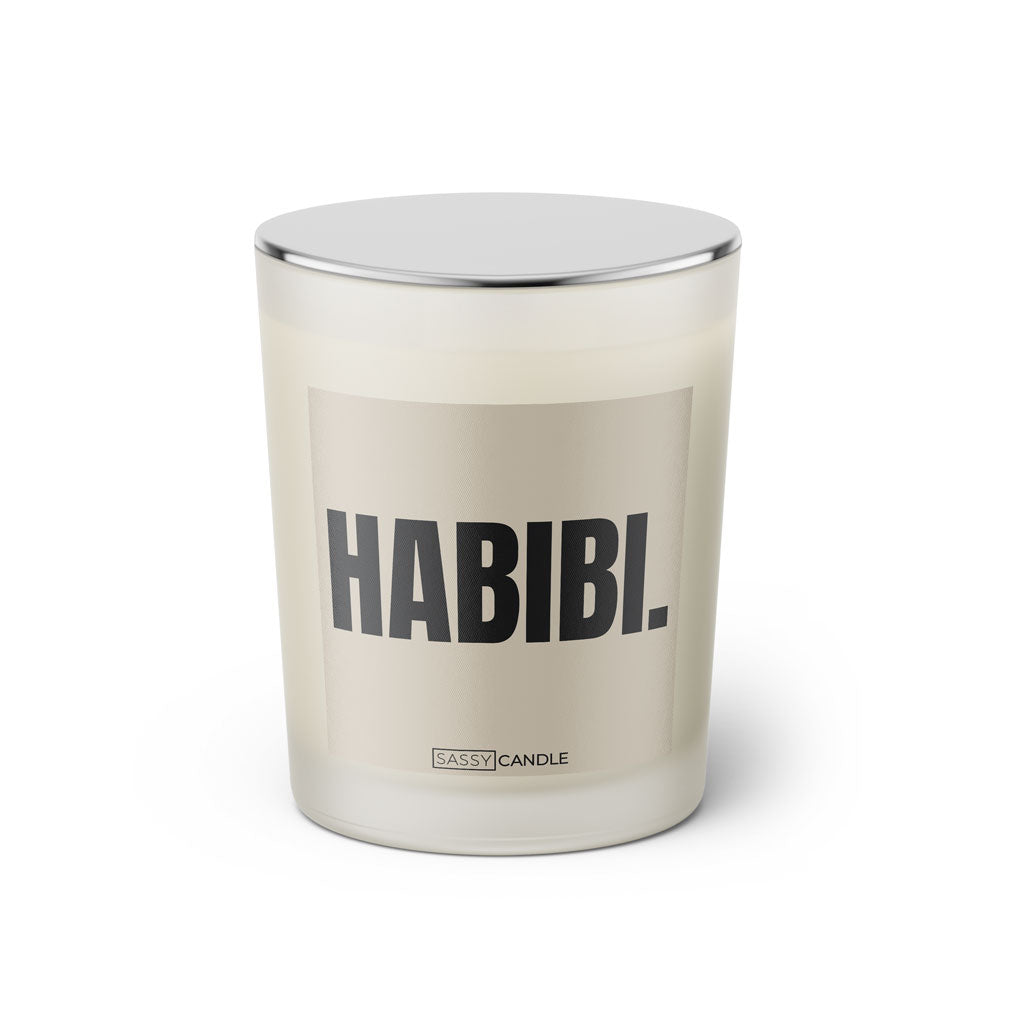 Duftkerze mit witzigem Spruch: Habibi. Farbe beige und schwarze Schrift. Kerzenglas mit silbernem Deckel von SassyCandle.