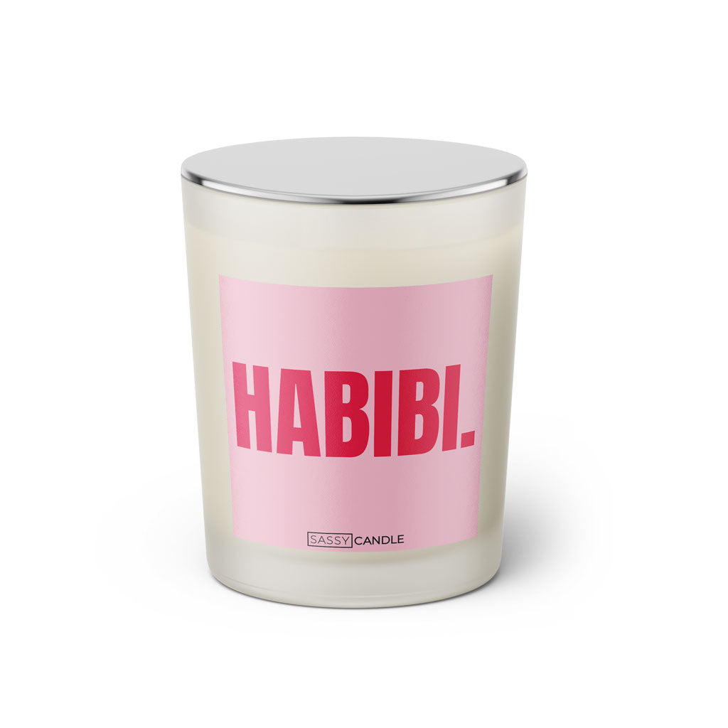 Duftkerze mit witzigem Spruch: Habibi. Farbe rosa und pink Schrift. Kerzenglas mit silbernem Deckel von SassyCandle.