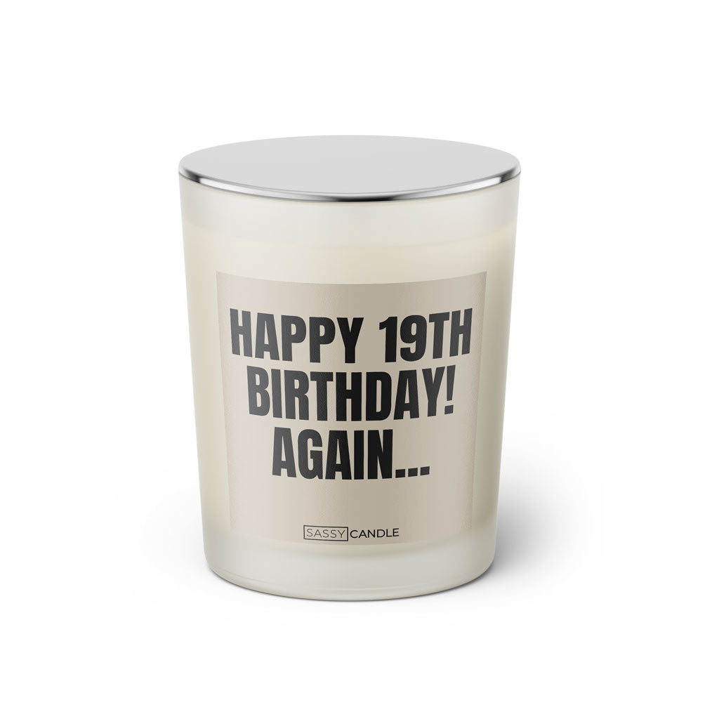 Duftkerze mit witzigem Spruch: Happy 19th Birthday! Again. Farbe beige und schwarze Schrift. Kerzenglas mit silbernem geschlossenem Deckel von SassyCandle.