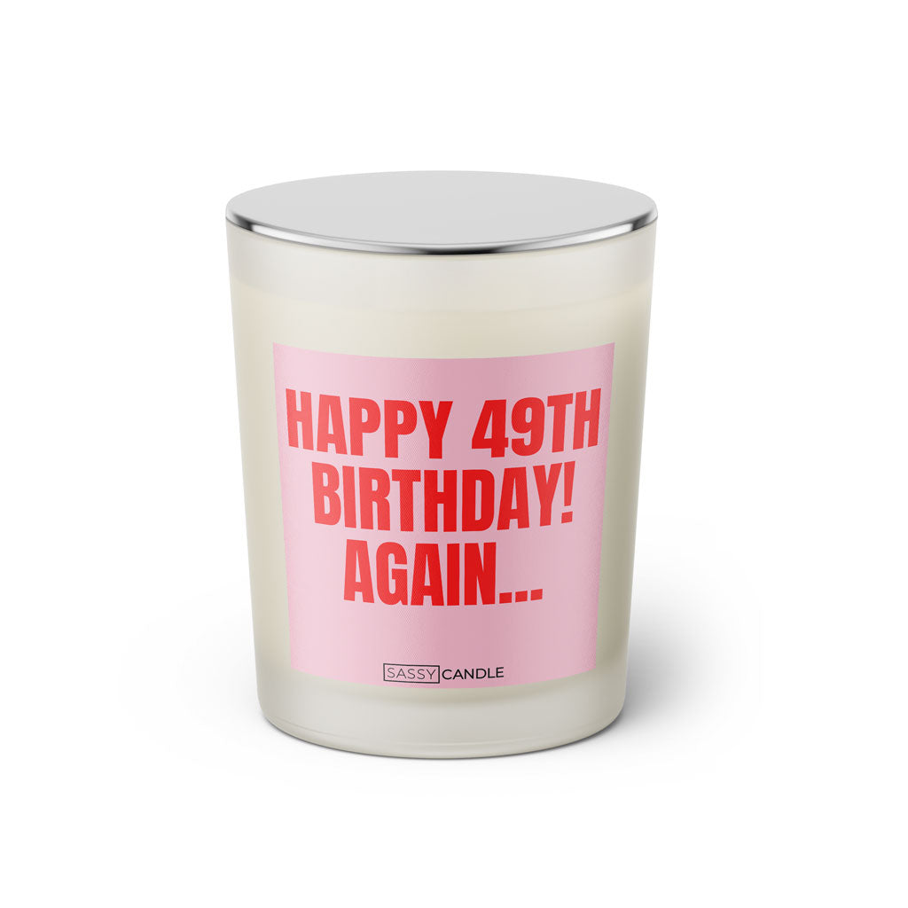 Duftkerze mit witzigem Spruch: Happy 49th Birthday! Again. Farbe rosa und pinke Schrift. Kerzenglas mit silbernem geschlossenem Deckel von SassyCandle.