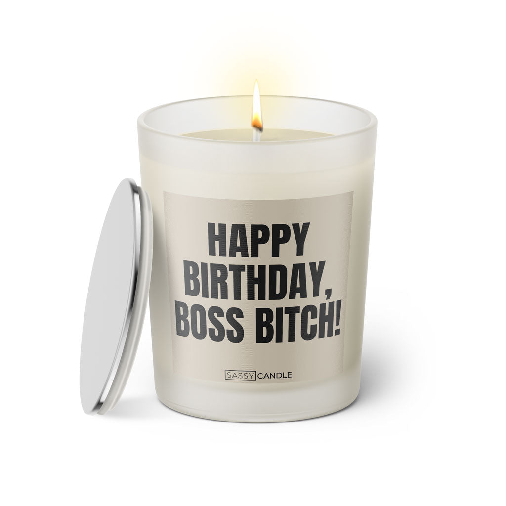 Duftkerze mit Spruch: Happy Birthday, Boss Bitch! Farbe beige und schwarz von Sassy Candle.