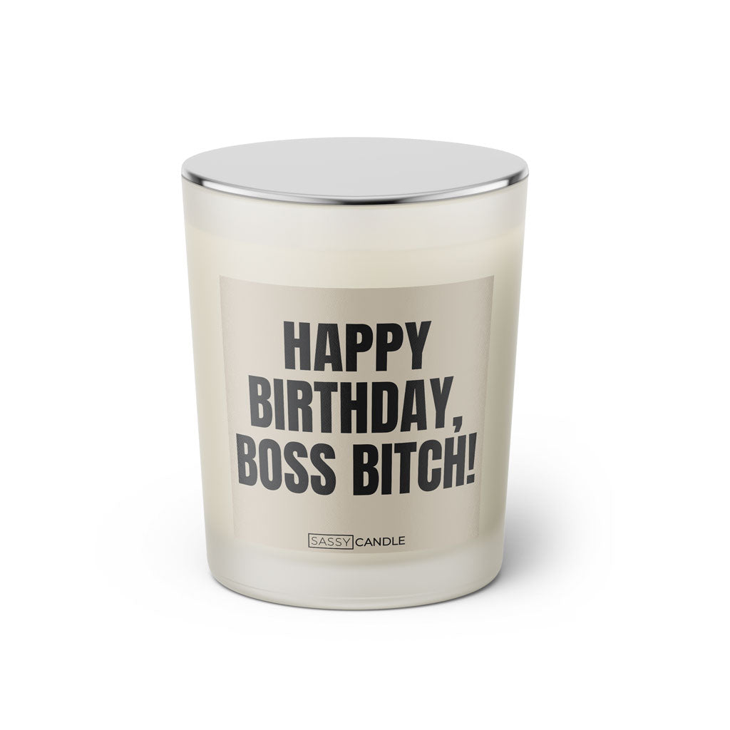 Duftkerze mit Spruch: Happy Birthday, Boss Bitch! Farbe beige und schwarz von Sassy Candle.