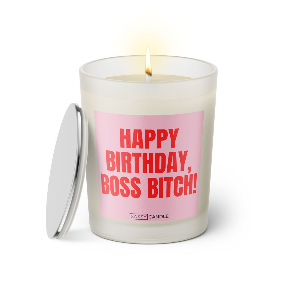 Duftkerze mit Spruch: Happy Birthday, Boss Bitch! Farbe rosa und pink von Sassy Candle.