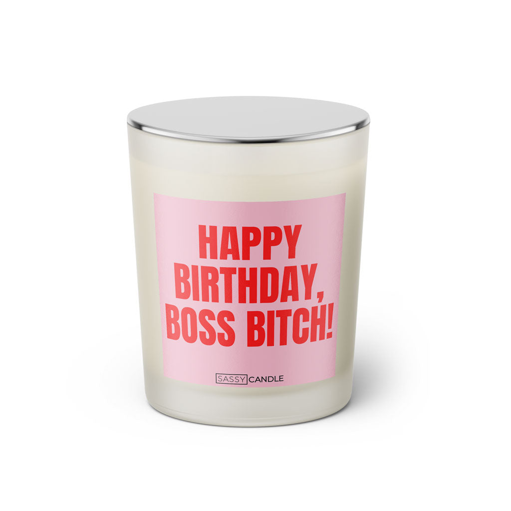 Duftkerze mit Spruch: Happy Birthday, Boss Bitch! Farbe rosa und pink von Sassy Candle.