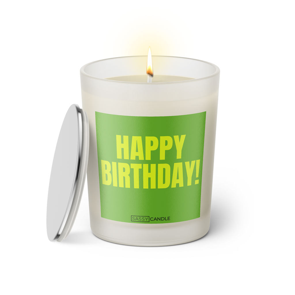 Duftkerze mit witzigem Spruch: Happy Birthday! Farbe grün und gelbe Schrift. Kerzenglas mit silbernem Deckel von SassyCandle.