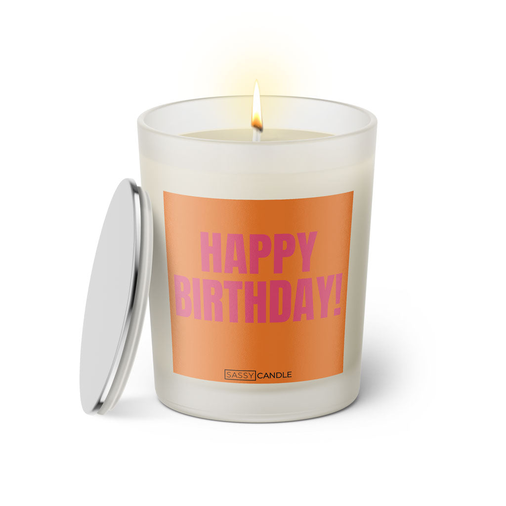 Duftkerze mit witzigem Spruch: Happy Birthday! Farbe orange und pinke Schrift. Kerzenglas mit silbernem Deckel von SassyCandle.