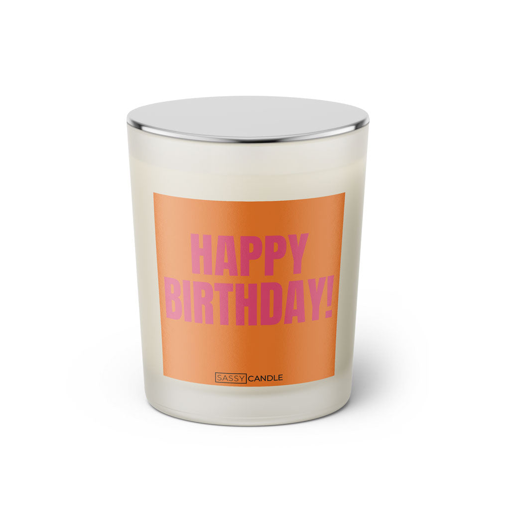 Duftkerze mit witzigem Spruch: Happy Birthday! Farbe orange und pinke Schrift. Kerzenglas mit silbernem geschlossenem Deckel von SassyCandle.