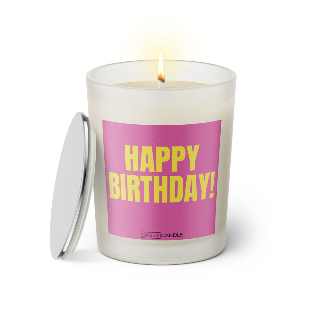 Duftkerze mit witzigem Spruch: Happy Birthday! Farbe pink und gelb Schrift. Kerzenglas mit silbernem Deckel von SassyCandle.