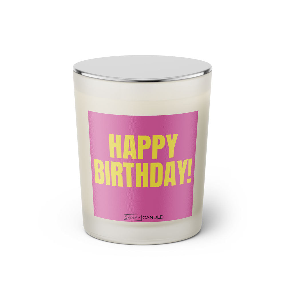 Duftkerze mit witzigem Spruch: Happy Birthday! Farbe pink und gelb Schrift. Kerzenglas mit silbernem geschlossenem Deckel von SassyCandle.