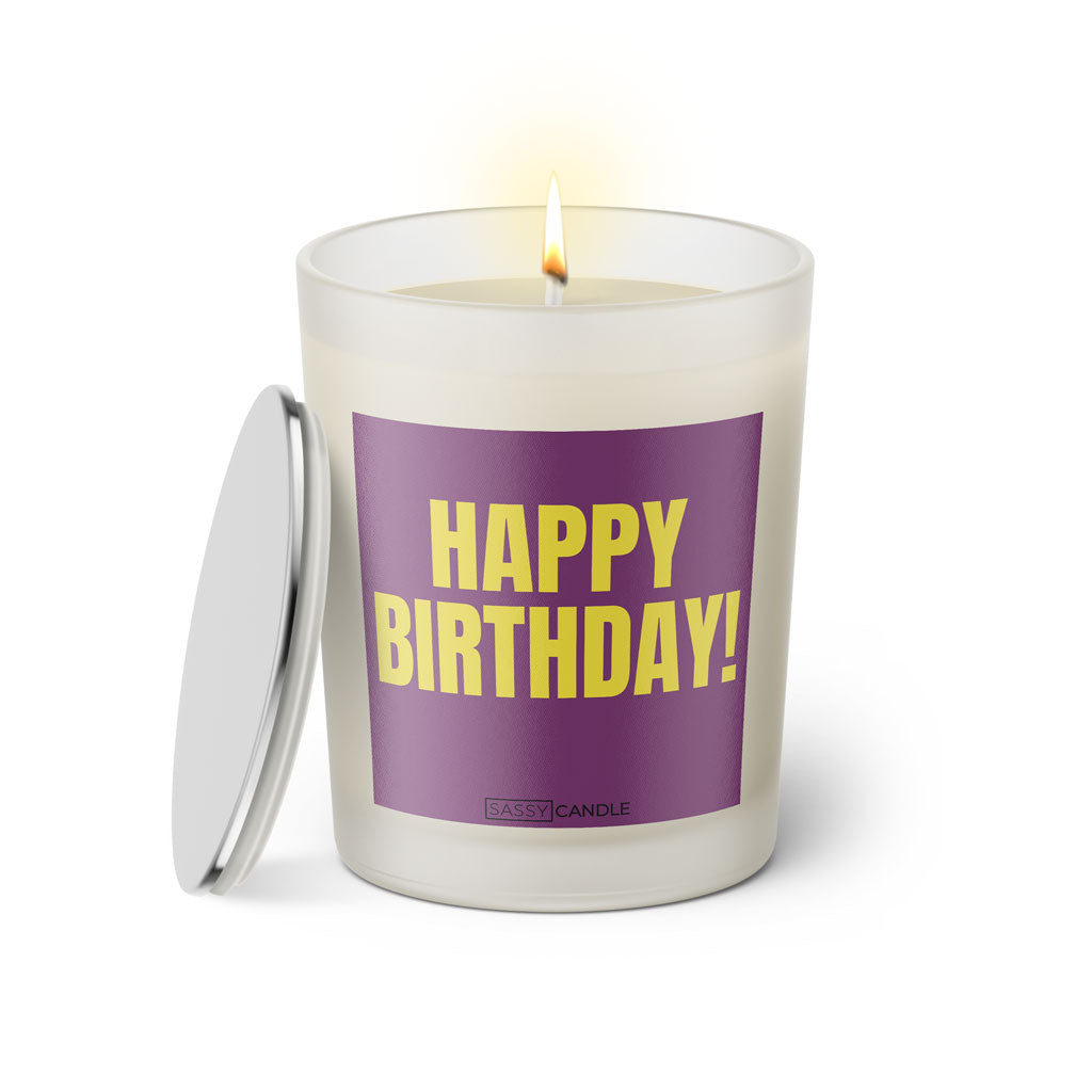 Duftkerze mit witzigem Spruch: Happy Birthday! Farbe lila und gelb Schrift. Kerzenglas mit silbernem Deckel von SassyCandle.