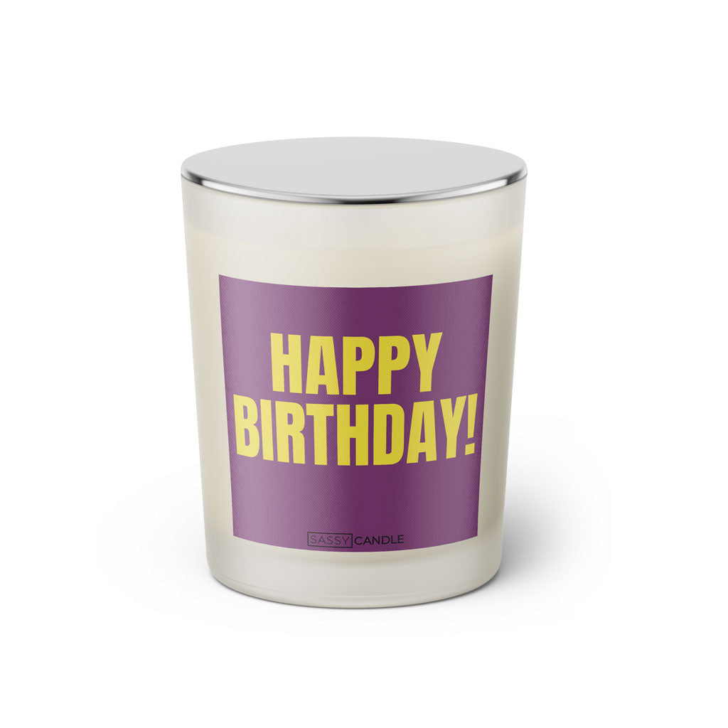 Duftkerze mit witzigem Spruch: Happy Birthday! Farbe lila und gelb Schrift. Kerzenglas mit silbernem geschlossenem Deckel von SassyCandle.