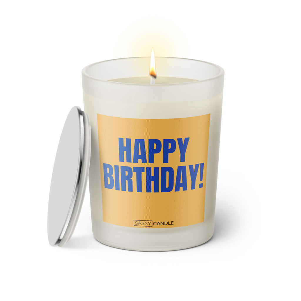 Duftkerze mit witzigem Spruch: Happy Birthday! Farbe mokka und blau Schrift. Kerzenglas mit silbernem Deckel von SassyCandle.