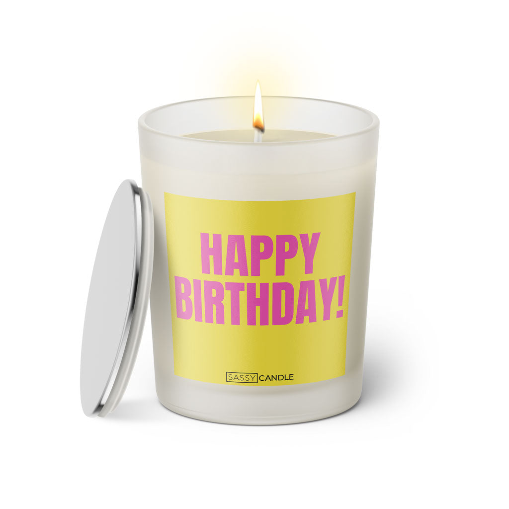 Duftkerze mit witzigem Spruch: Happy Birthday! Farbe gelb und pinke Schrift. Kerzenglas mit silbernem Deckel von SassyCandle.