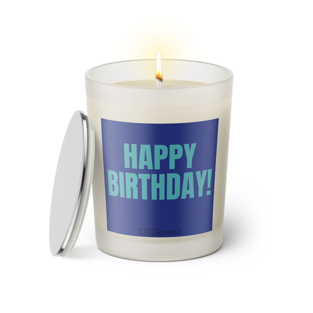 Duftkerze mit Geburtstagsspruch: Happy Birthday! Blaues Etikett und silberner Deckel von Sassy Candle