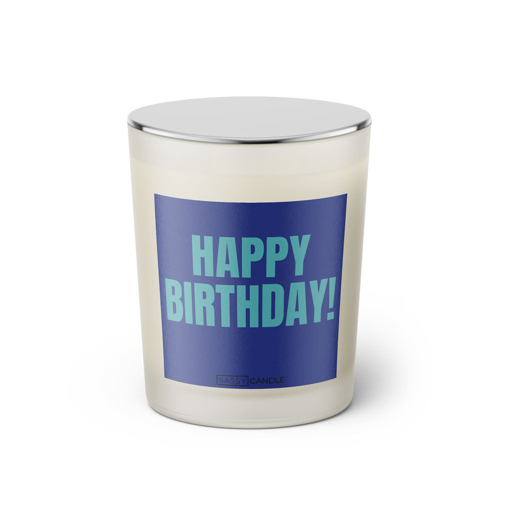 Duftkerze mit Geburtstagsspruch: Happy Birthday! Blaues Etikett und silberner Deckel von Sassy Candle