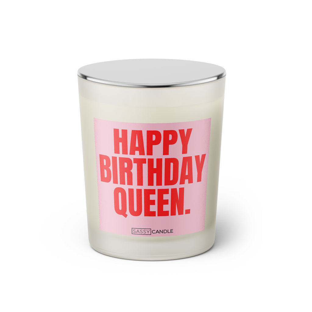Duftkerze mit witzigem Spruch. Happy Birthday Queen. Farbe rosa und pinke Schrift. Kerzenglas mit geschlossenem silbernem Deckel von SassyCandle.