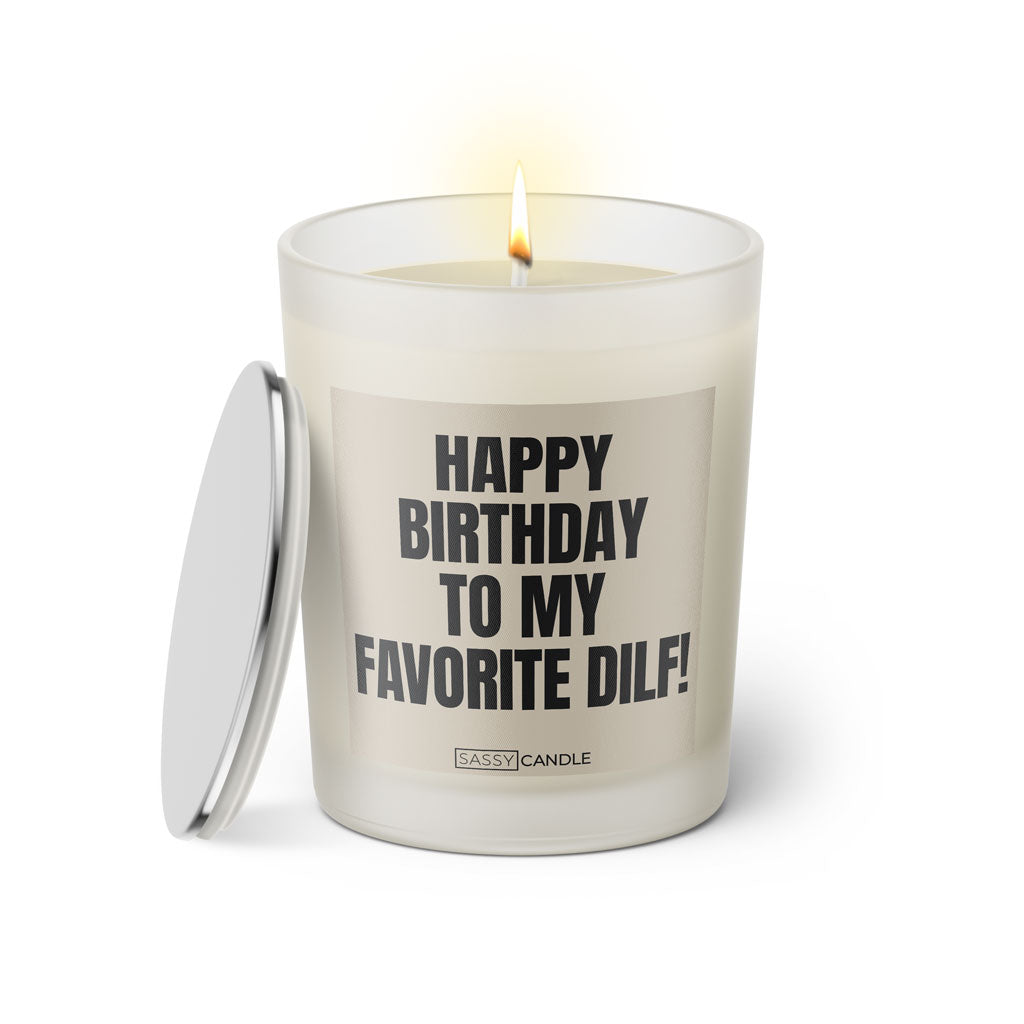 Duftkerze mit Spruch: Happy Birthday to my favorite DILF! Farbe beige und schwarz von Sassy Candle.