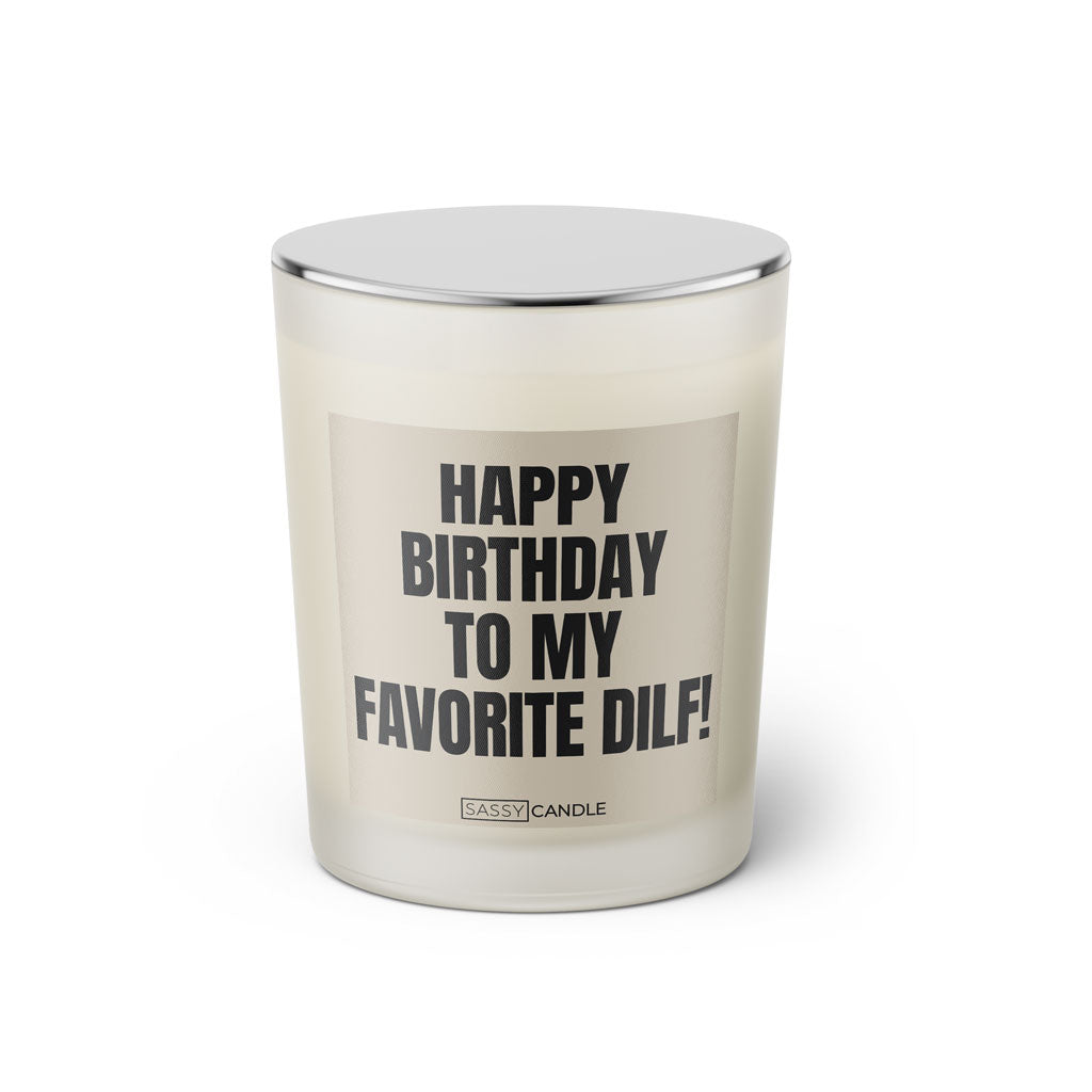 Duftkerze mit Spruch: Happy Birthday to my favorite DILF! Farbe beige und schwarz von Sassy Candle.