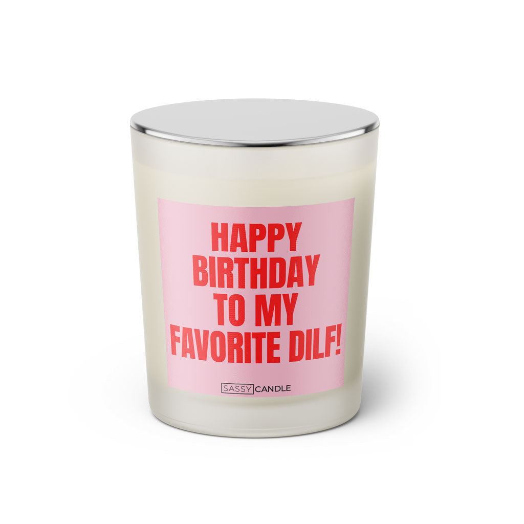 Duftkerze mit Spruch: Happy Birthday to my favorite DILF! Farbe rosa und pink von Sassy Candle.