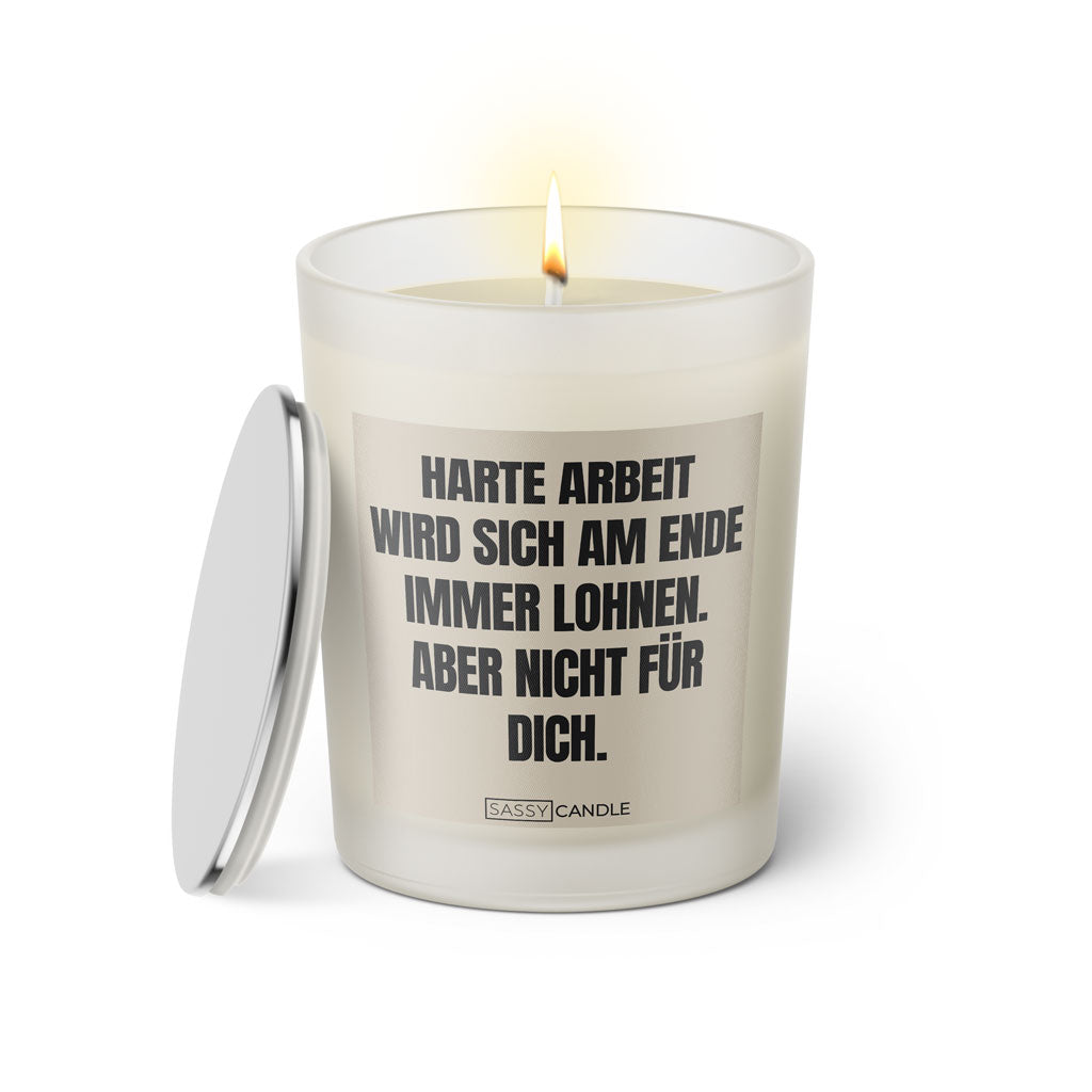 Duftkerze mit witzigem Spruch: Harte Arbeit lohnt sich immer. Aber nicht für dich. Farbe beige und schwarze Schrift. Kerzenglas mit silbernem Deckel von SassyCandle.