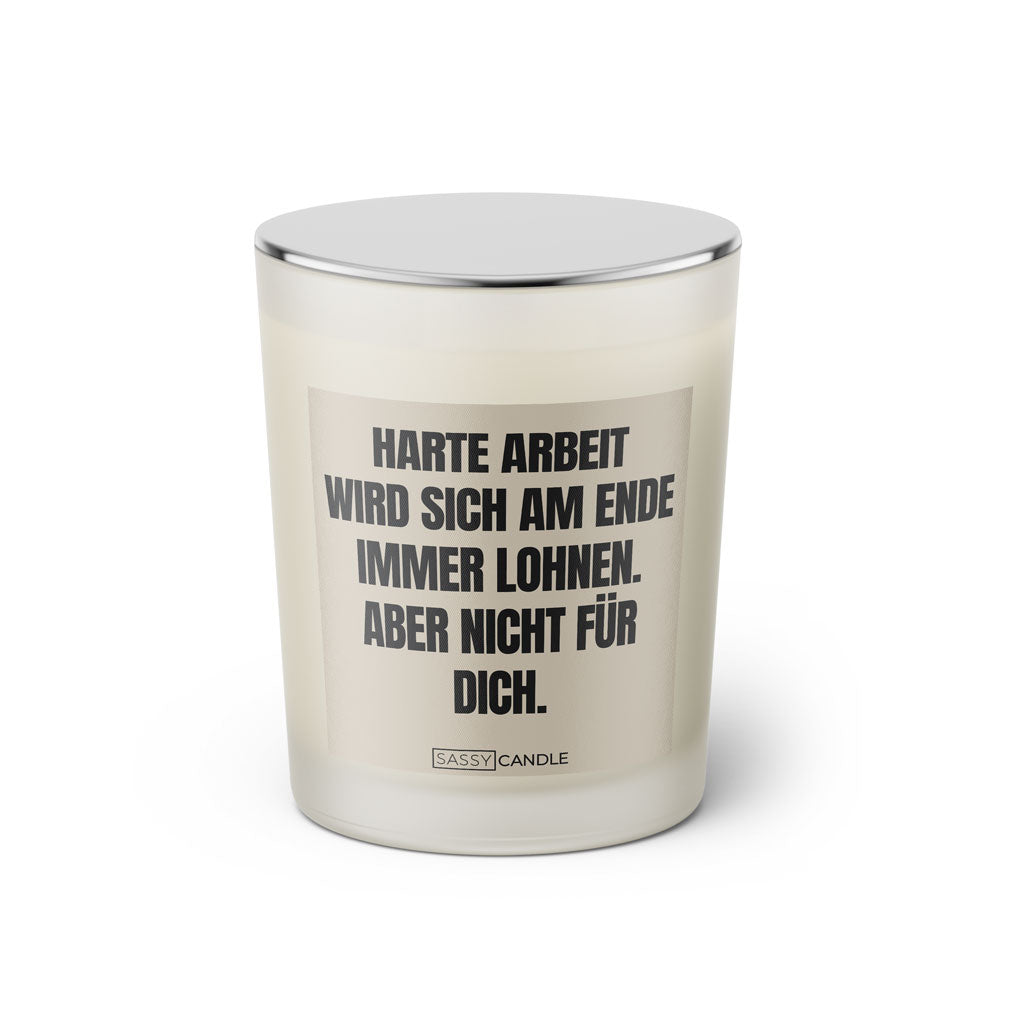 Duftkerze mit witzigem Spruch: Harte Arbeit lohnt sich immer. Aber nicht für dich. Farbe beige und schwarze Schrift. Kerzenglas mit silbernem geschlossenem Deckel von SassyCandle.