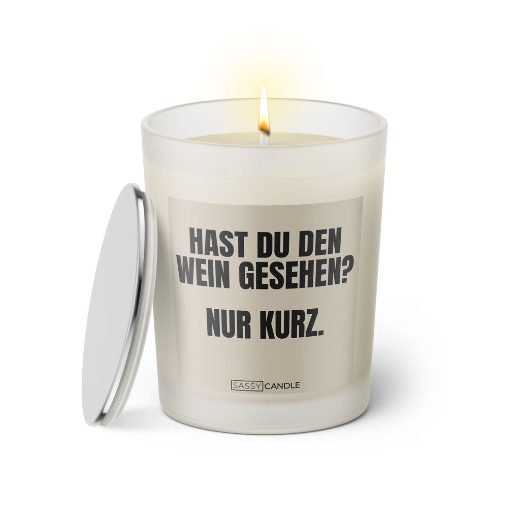 Duftkerze mit witzigem Spruch: Hast du den Wein gesehen? Nur kurz. Farbe beige und schwarze Schrift. Kerzenglas mit silbernem Deckel von SassyCandle.