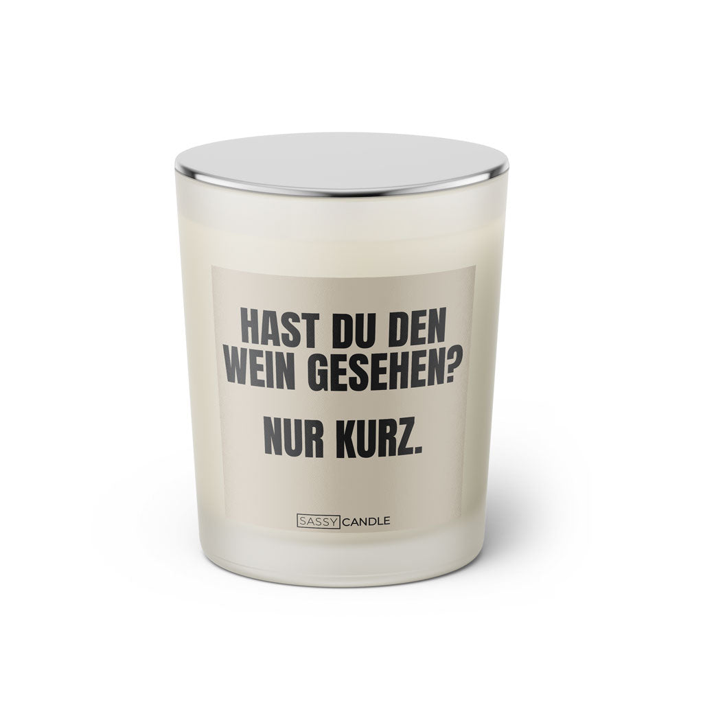 Duftkerze mit witzigem Spruch: Hast du den Wein gesehen? Nur kurz. Farbe beige und schwarze Schrift. Kerzenglas mit silbernem geschlossenem Deckel von SassyCandle.