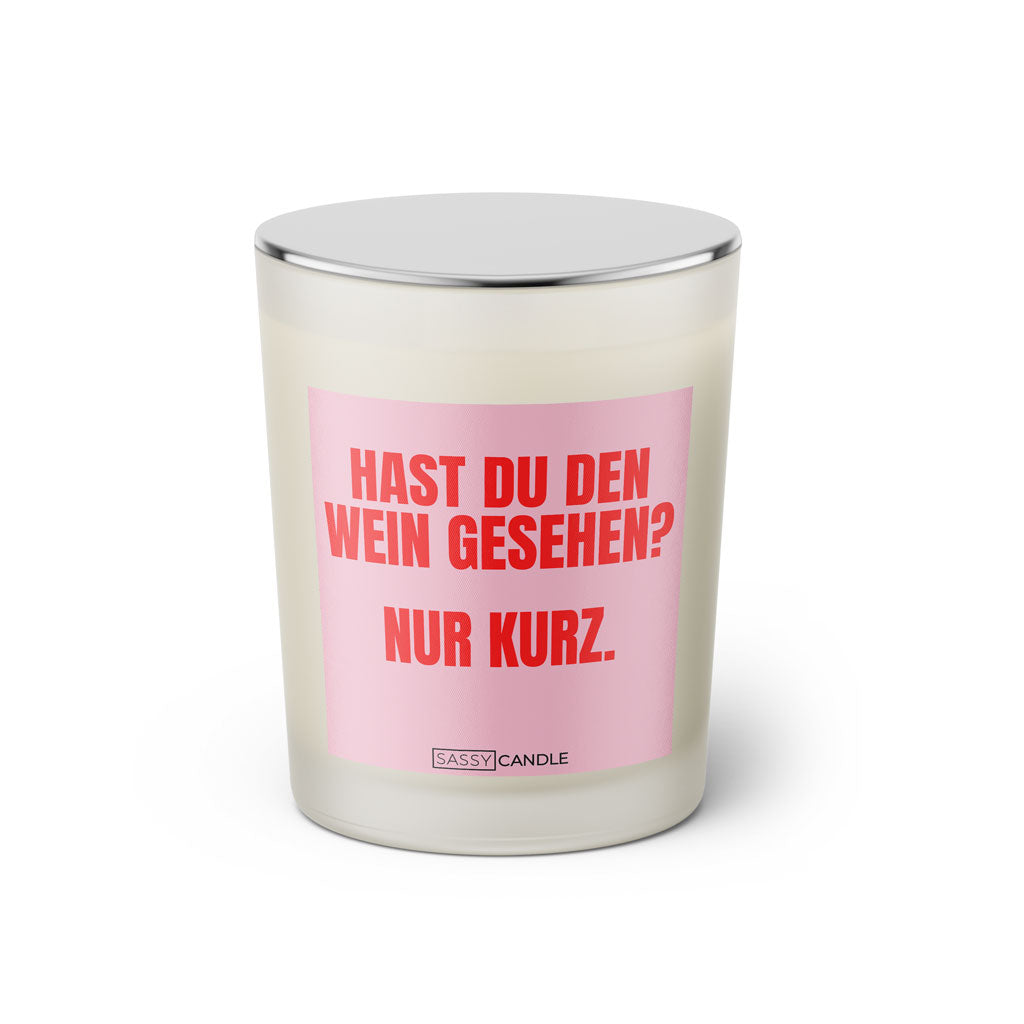 Duftkerze mit witzigem Spruch: Hast du den Wein gesehen? Nur kurz. Farbe rosa und pinke Schrift. Kerzenglas mit silbernem geschlossenem Deckel von SassyCandle.