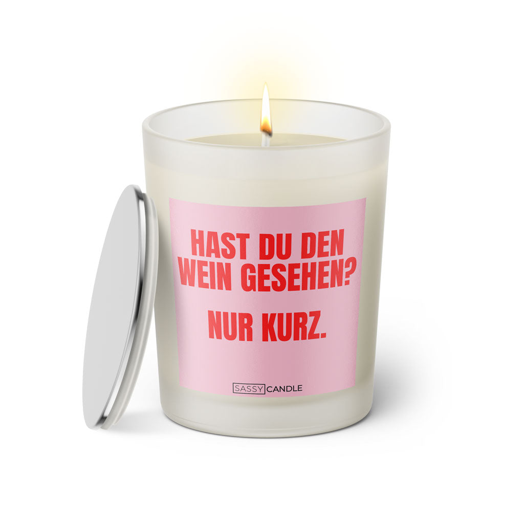 Duftkerze mit witzigem Spruch: Hast du den Wein gesehen? Nur kurz. Farbe rosa und pinke Schrift. Kerzenglas mit silbernem Deckel von SassyCandle.