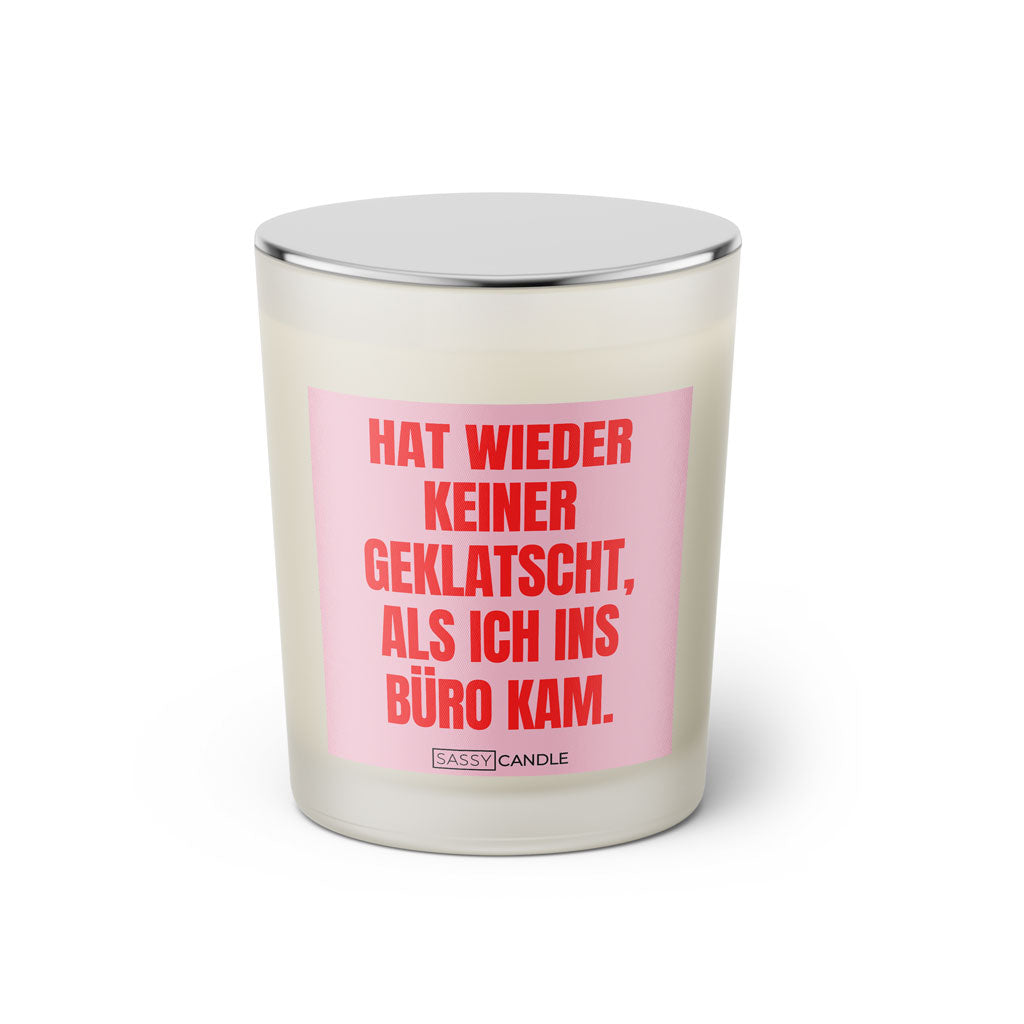 Duftkerze mit witzigem Spruch: Hat wieder keiner geklatscht, als ich ins Büro kam. Farbe rosa und pink mit silbernem Deckel von Sassy Candle.