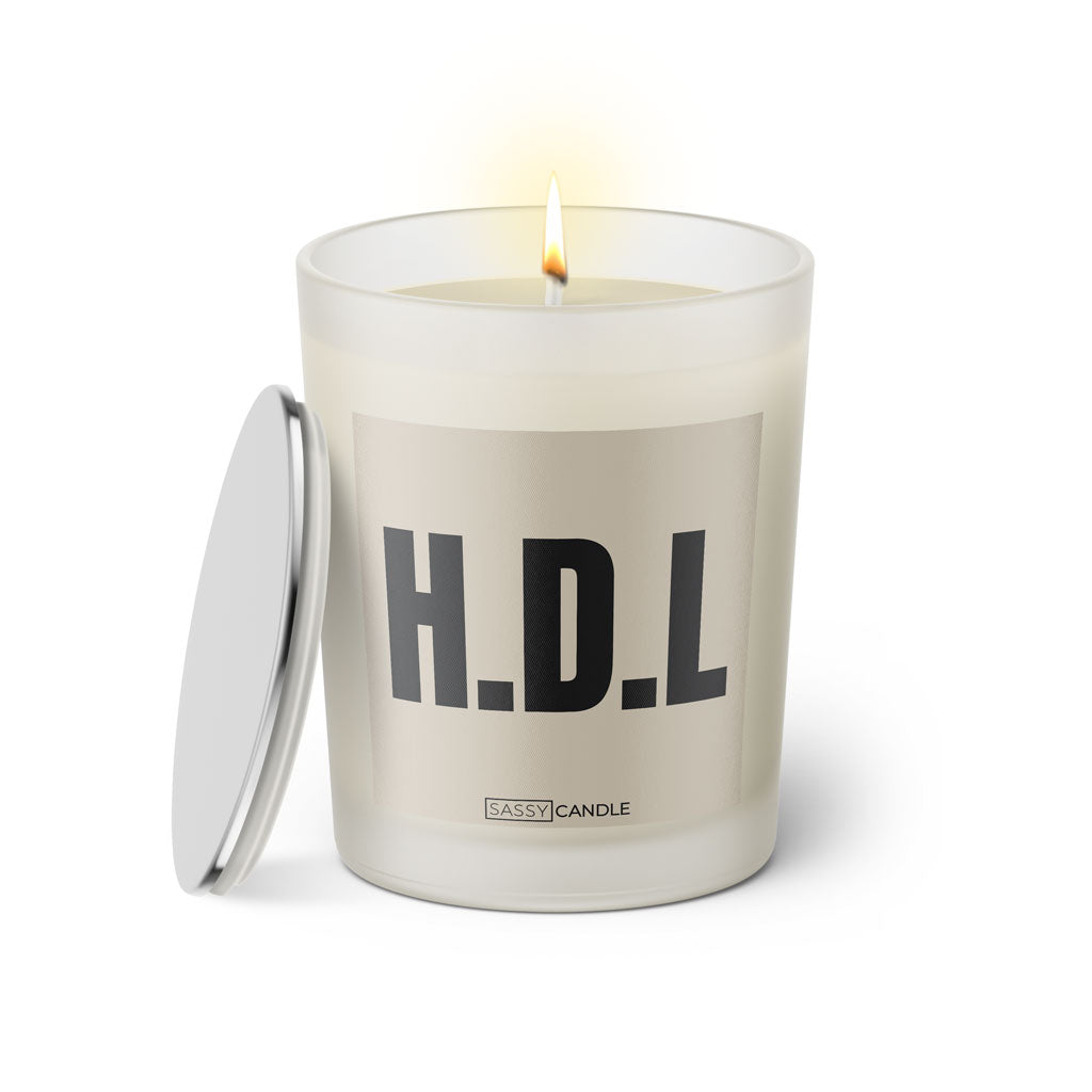 Duftkerze mit Spruch: H.D.L. Farbe beige und schwarz von Sassy Candle.