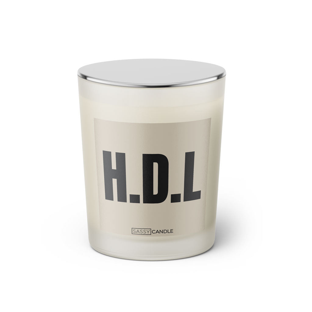 Duftkerze mit Spruch: H.D.L. Farbe beige und schwarz von Sassy Candle.