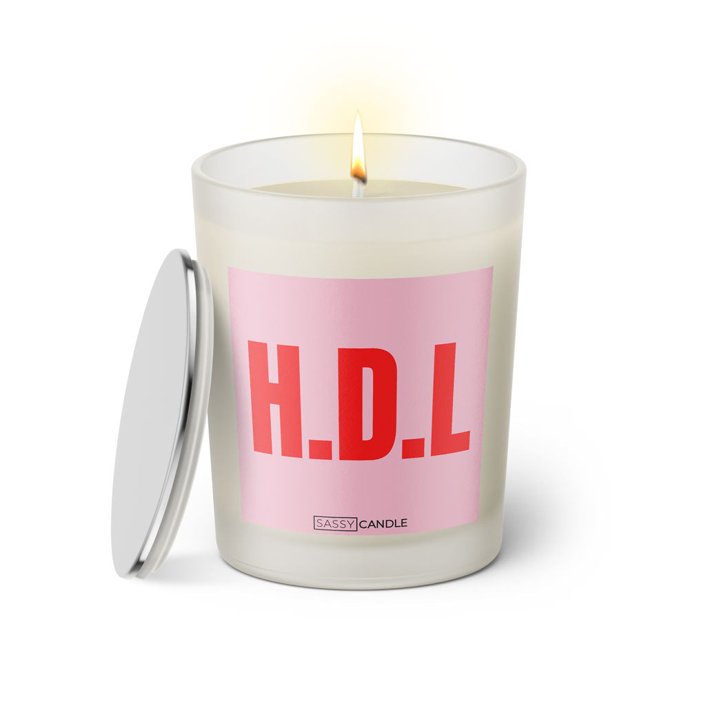 Duftkerze mit Spruch: H.D.L. Farbe rosa und pink von Sassy Candle.