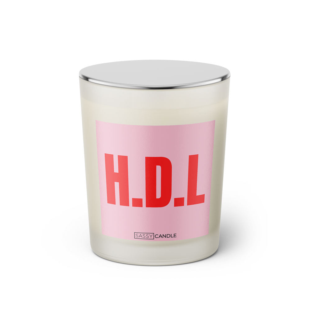 Duftkerze mit Spruch: H.D.L. Farbe rosa und pink von Sassy Candle.