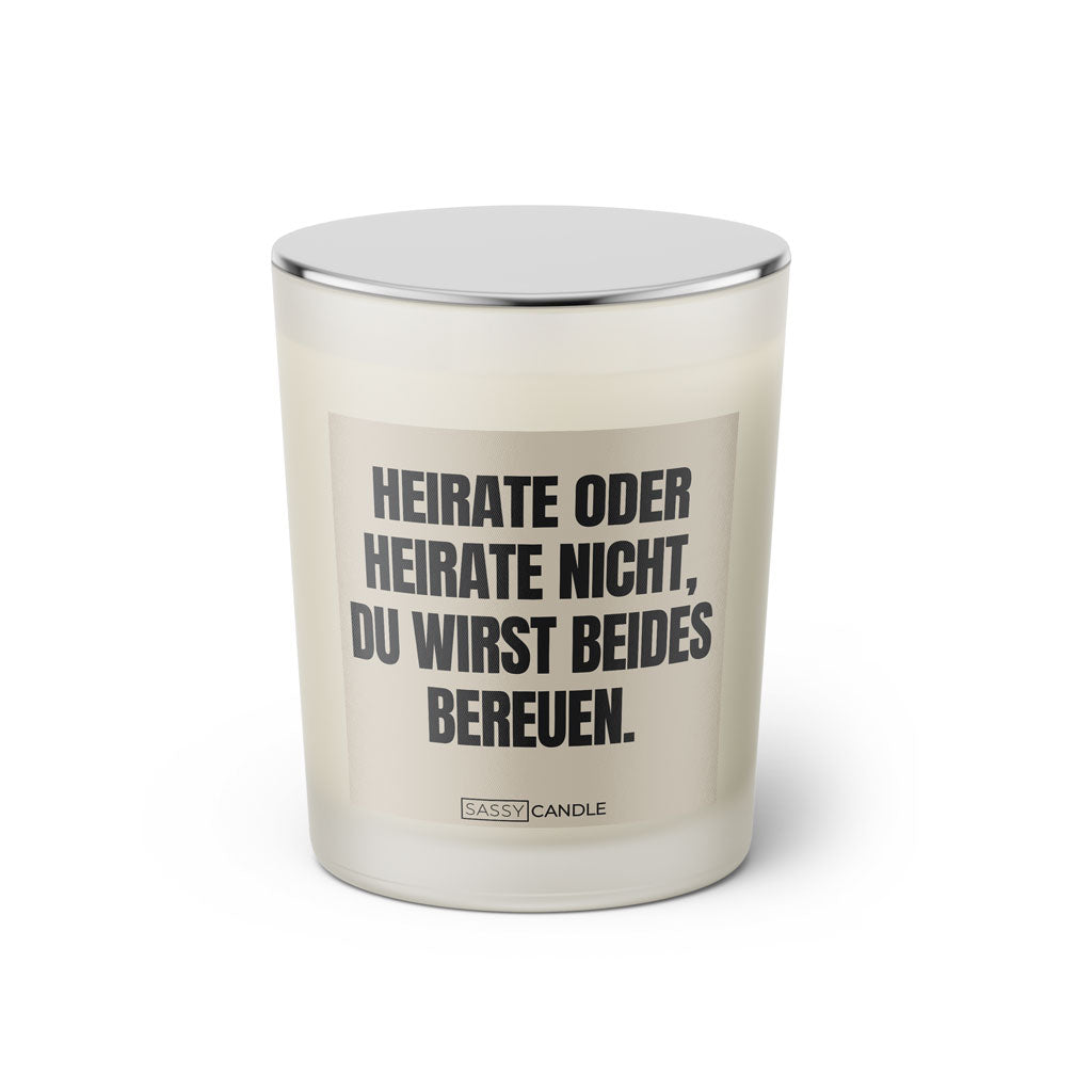 Duftkerze mit witzigen Spruch: Heirate oder heirate nicht, du wirst beides bereuen. Farbe beige und schwarz von Sassy Candle.