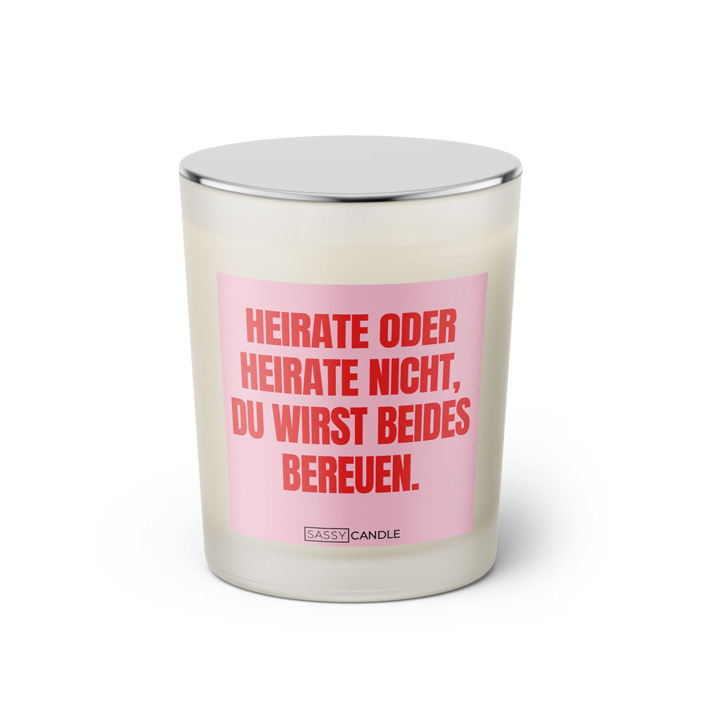 Duftkerze mit witzigen Spruch: Heirate oder heirate nicht, du wirst beides bereuen. Farbe rosa und pink von Sassy Candle.