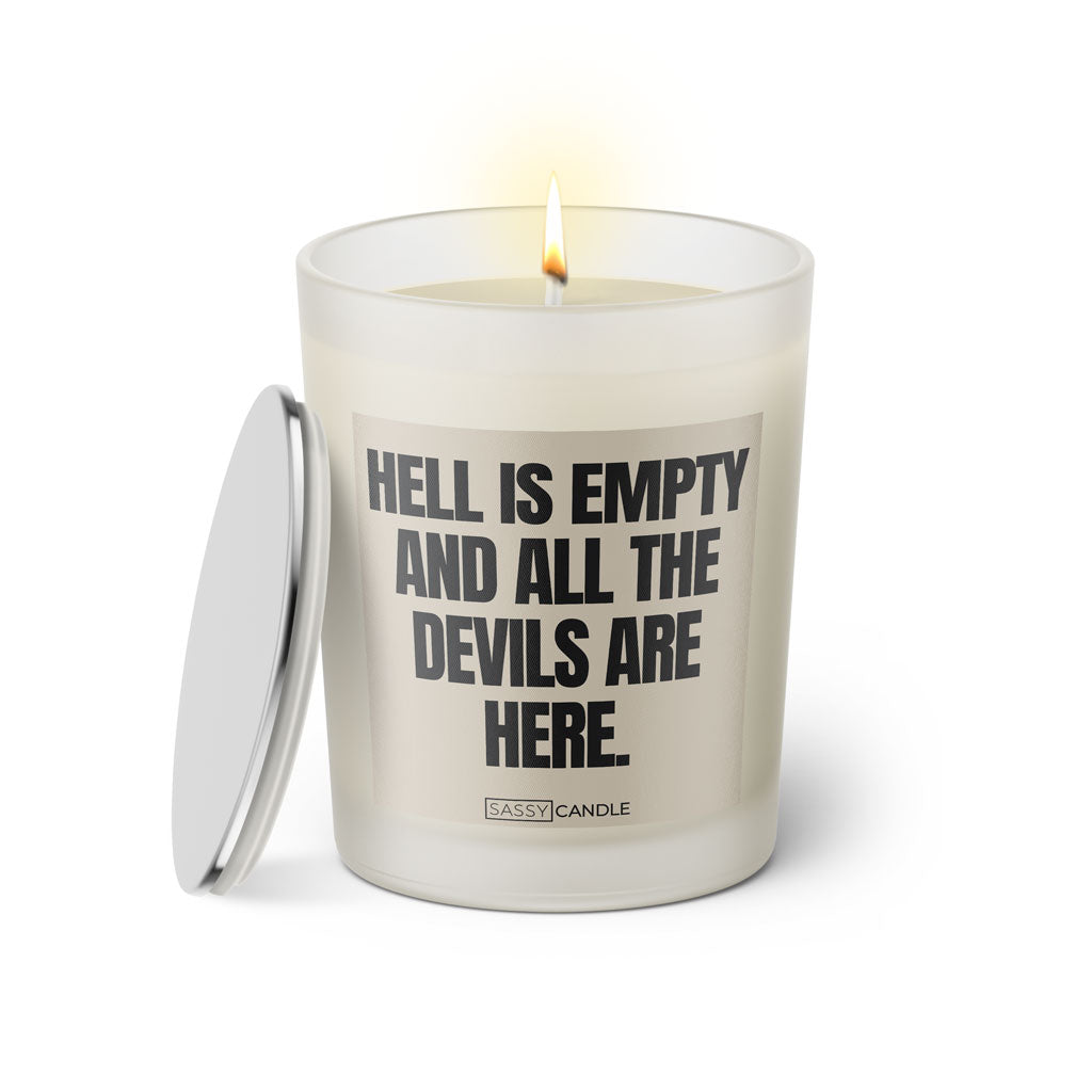 Duftkerze mit witzigen Spruch: Hell is empty and all the devils are here. Farbe beige und schwarz von Sassy Candle.