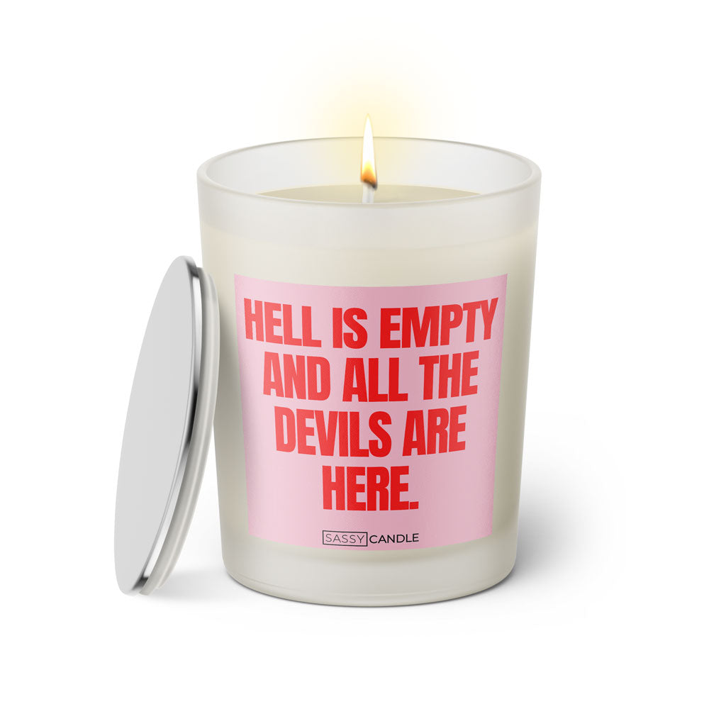 Duftkerze mit witzigen Spruch: Hell is empty and all the devils are here. Farbe rosa und pink von Sassy Candle.