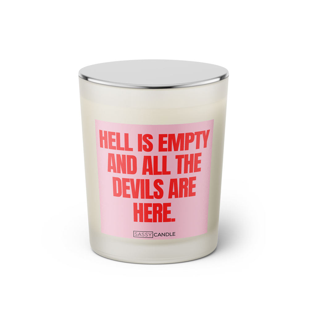 Duftkerze mit witzigen Spruch: Hell is empty and all the devils are here. Farbe rosa und pink von Sassy Candle.
