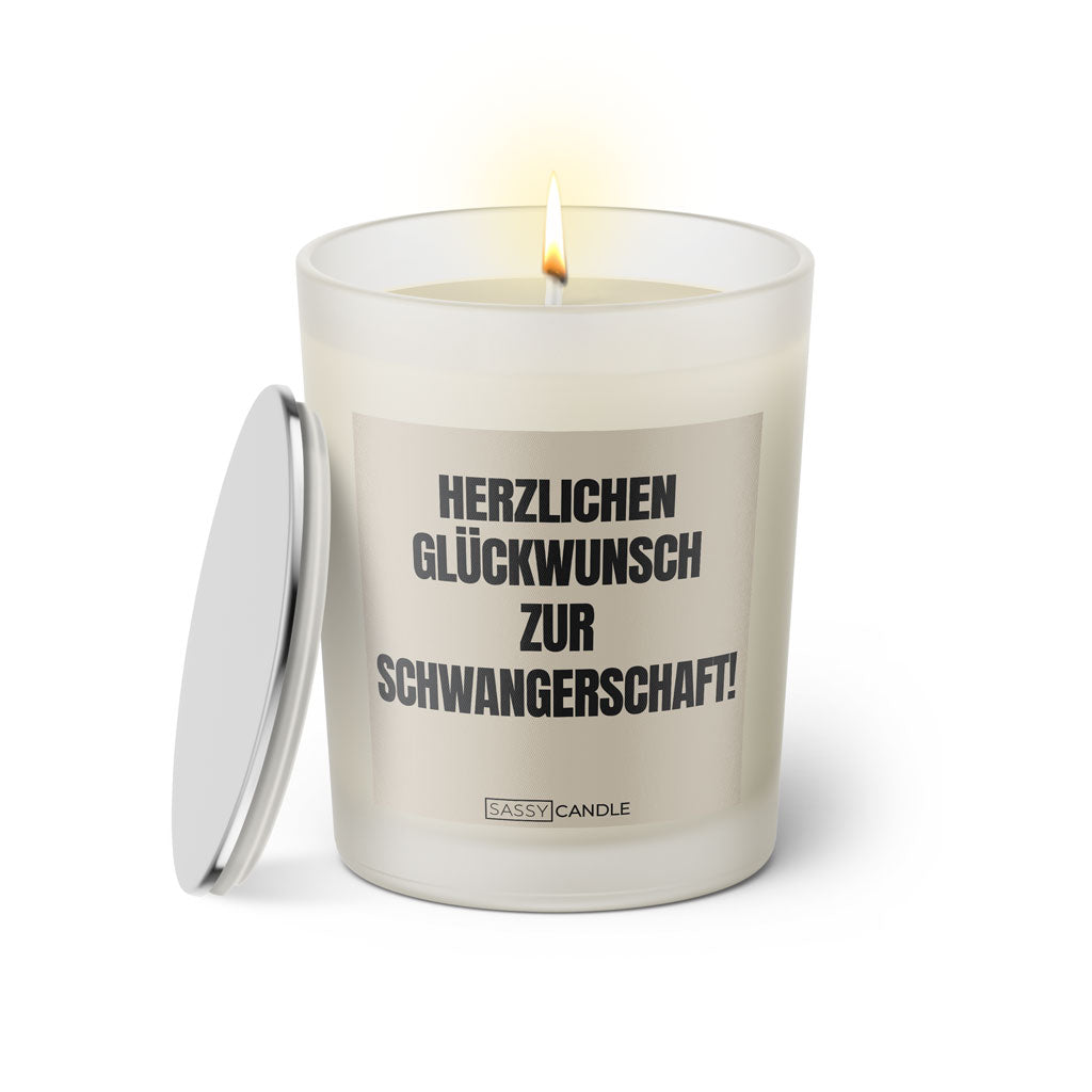 Duftkerze mit witzigen Spruch: Herzlichen Glückwunsch zur Schwangerschaft! Farbe beige und schwarz von Sassy Candle.
