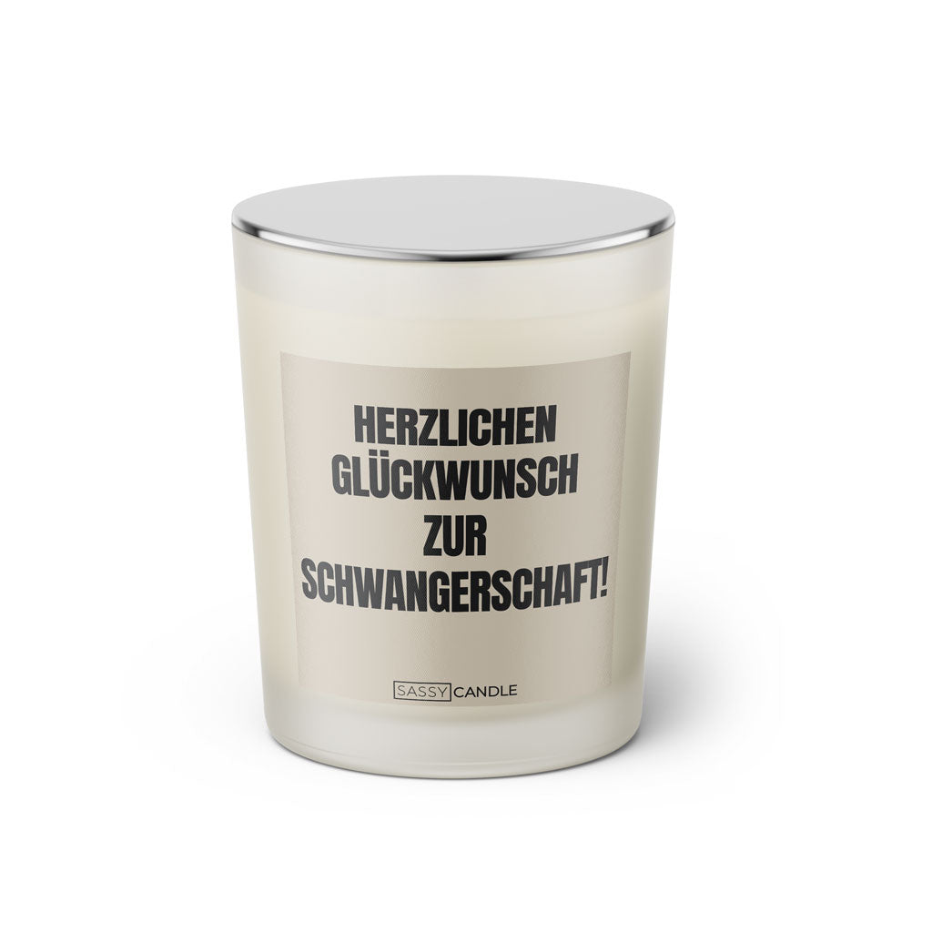 Duftkerze mit witzigen Spruch: Herzlichen Glückwunsch zur Schwangerschaft! Farbe beige und schwarz von Sassy Candle.