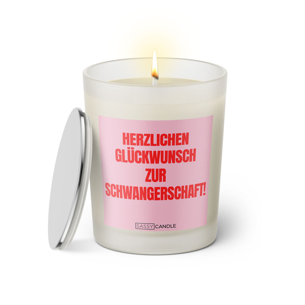 Duftkerze mit witzigen Spruch: Herzlichen Glückwunsch zur Schwangerschaft! Farbe rosa und pink von Sassy Candle.
