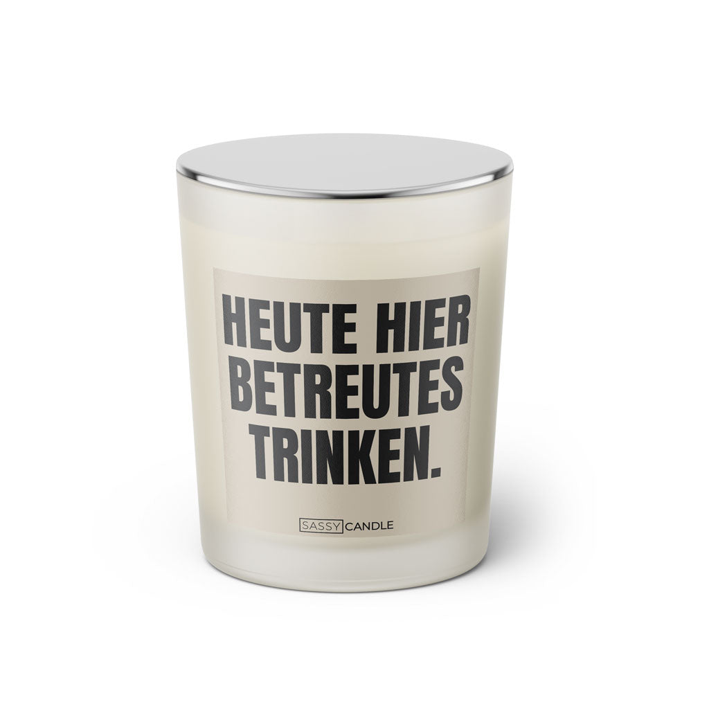 Duftkerze mit witzigem Spruch: Heute hier betreutes Trinken. Farbe beige und schwarze Schrift. Kerzenglas mit silbernem geschlossenem Deckel von SassyCandle.