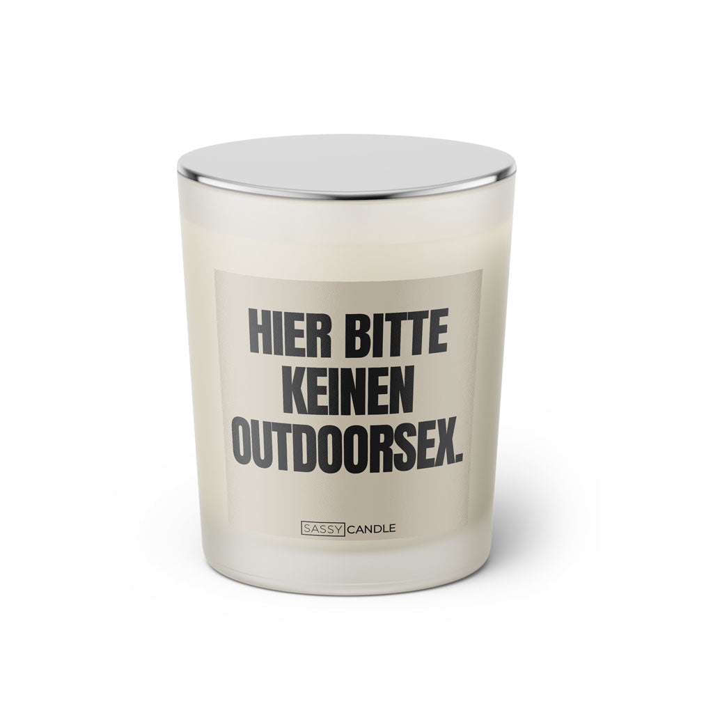 Duftkerze mit Spruch: Hier bitte keinen Outdoorsex. Farbe beige und schwarz von Sassy Candle.