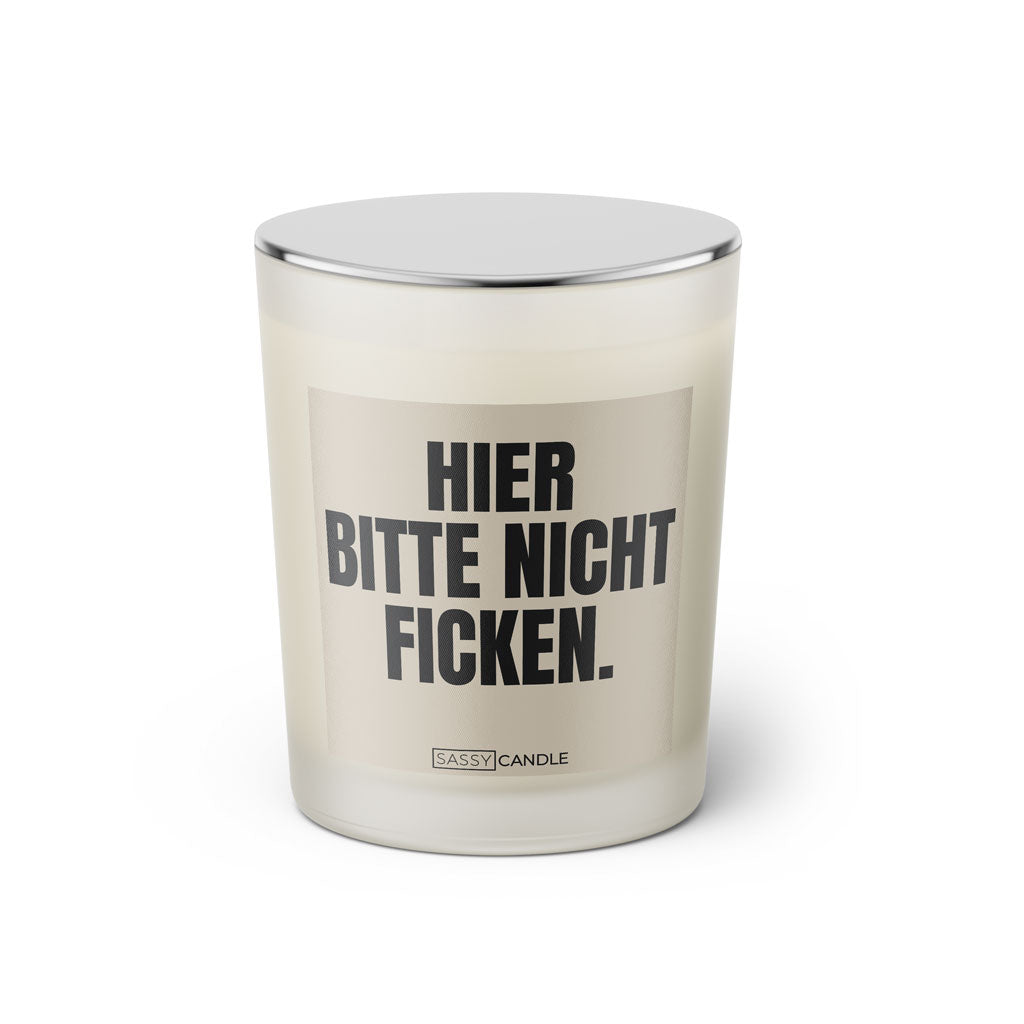 Duftkerze mit witzigem Spruch: Hier bitte nicht ficken. Farbe beige und schwarze Schrift. Kerzenglas mit silbernem geschlossenem Deckel von SassyCandle.