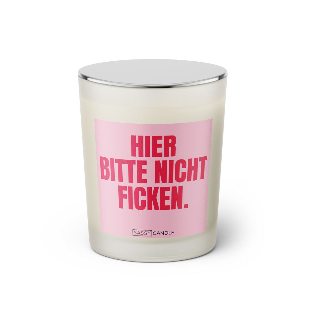 Duftkerze mit witzigem Spruch: Hier bitte nicht ficken. Farbe rosa und pinke Schrift. Kerzenglas mit silbernem geschlossenem Deckel von SassyCandle.